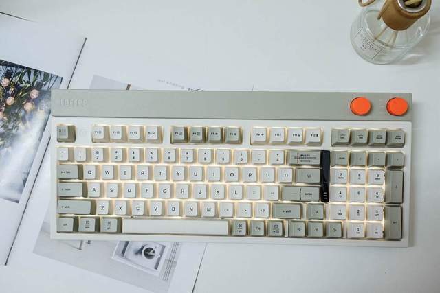 洛斐小方98三模机械键盘体验:复古感设计,手感软弹,久敲不累