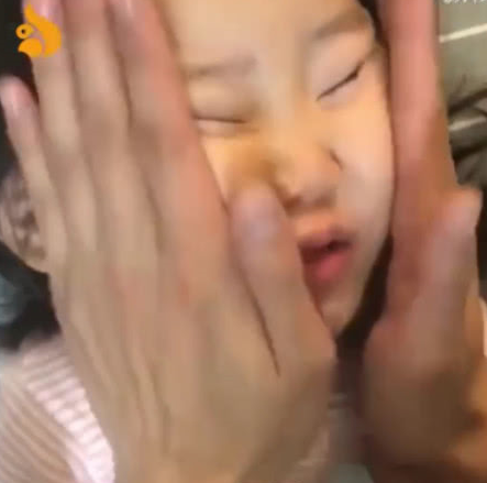 表情,任由爸爸玩得开心,过了一会儿,见爸爸还没有停下来的意思,小女孩