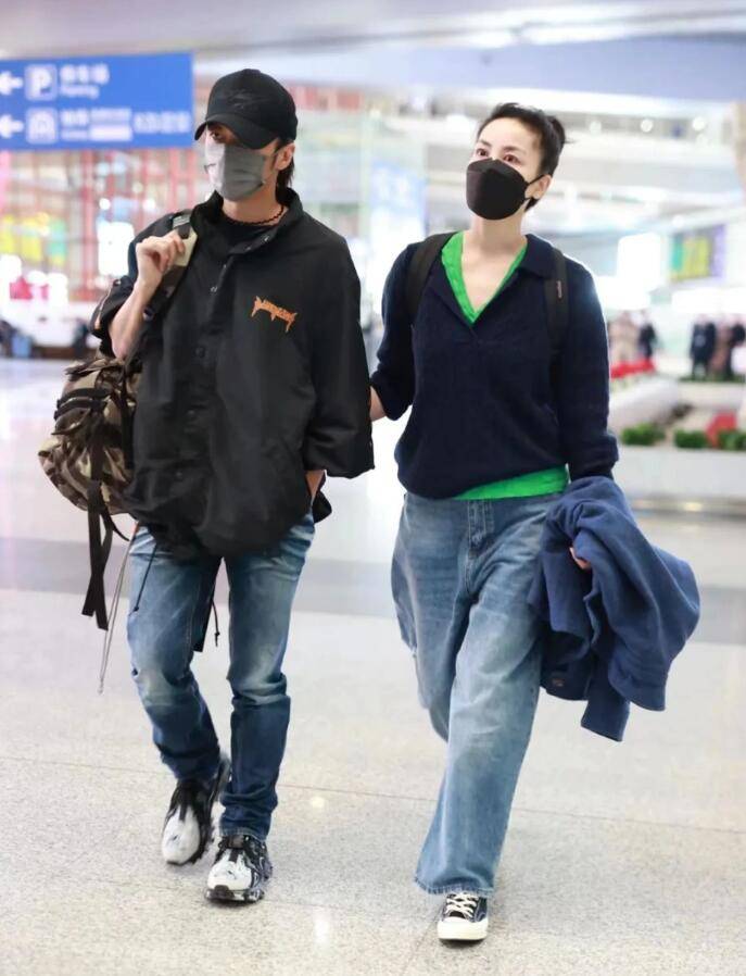 谢霆锋和王菲在婚后没有举办婚礼,而是在众人之前掩饰了一张结婚证