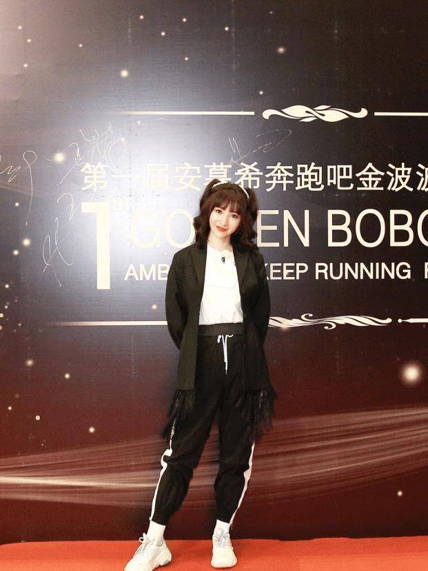 40岁柳岩有多丰满,穿西装外套秀身材,这"马蜂腰"80后女星少见_造型