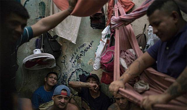 巴西监狱:黑帮斗兽场,真实的巴西黑帮,比你想象中还要嚣张_红色_司令