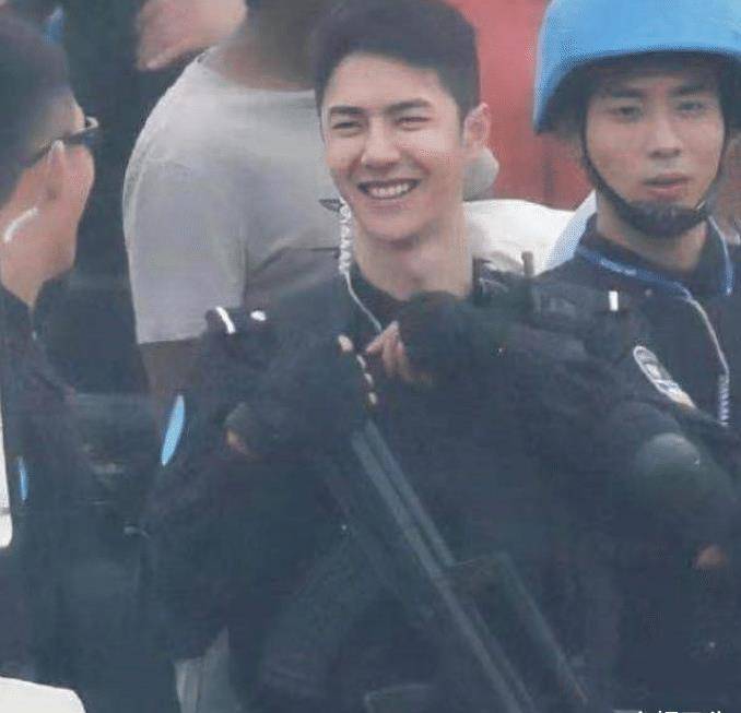 王一博军旅剧路透照,寸头造型阳光迷人,但气质方面不
