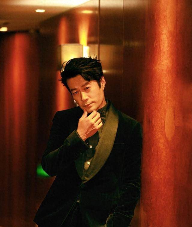 尖嘴猴腮硬演富豪角色,这6位男明星,站在那就是"