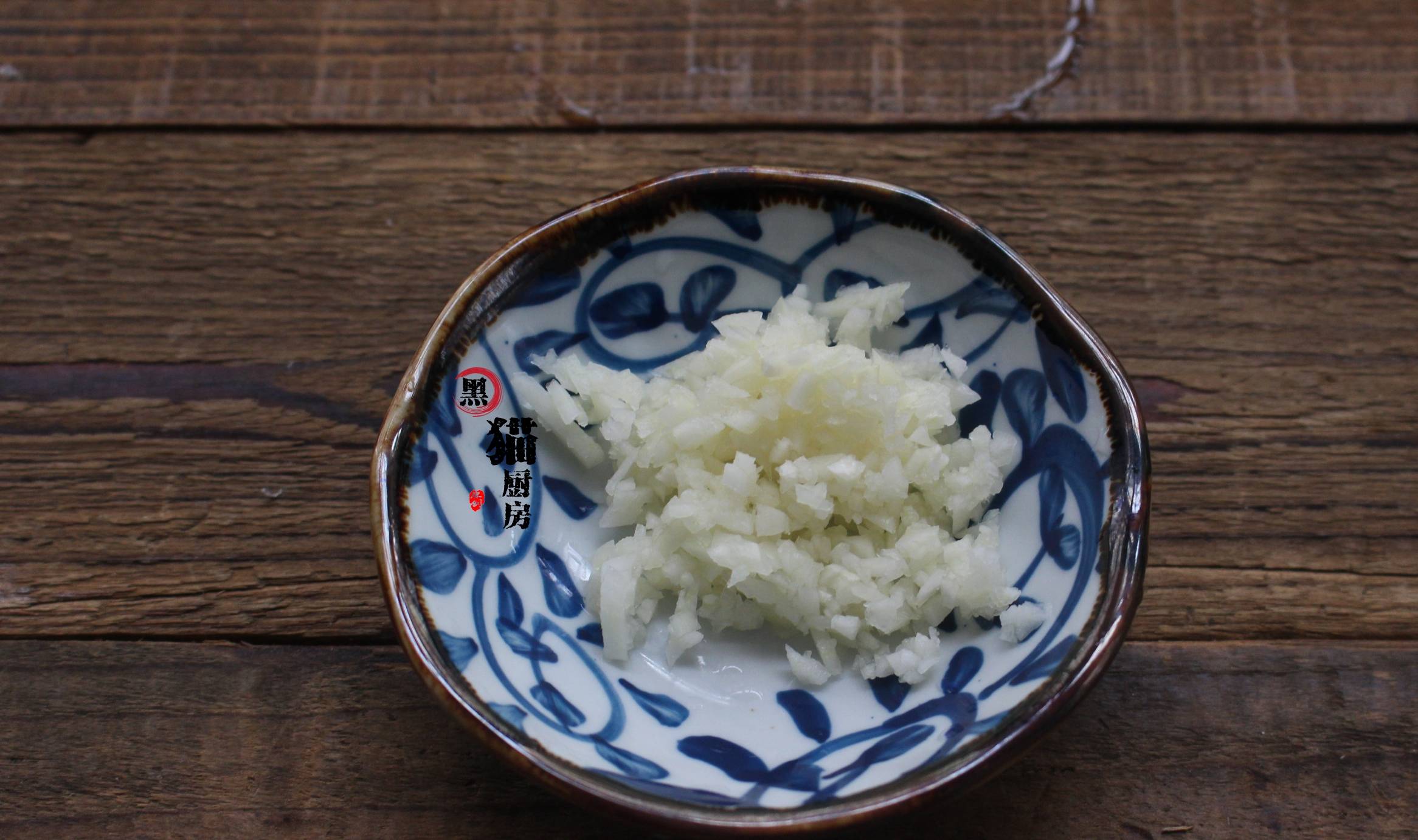 分钟左右即可捞出,看到秋葵颜色变深绿,且锅内的清水变浑浊带粘液即可