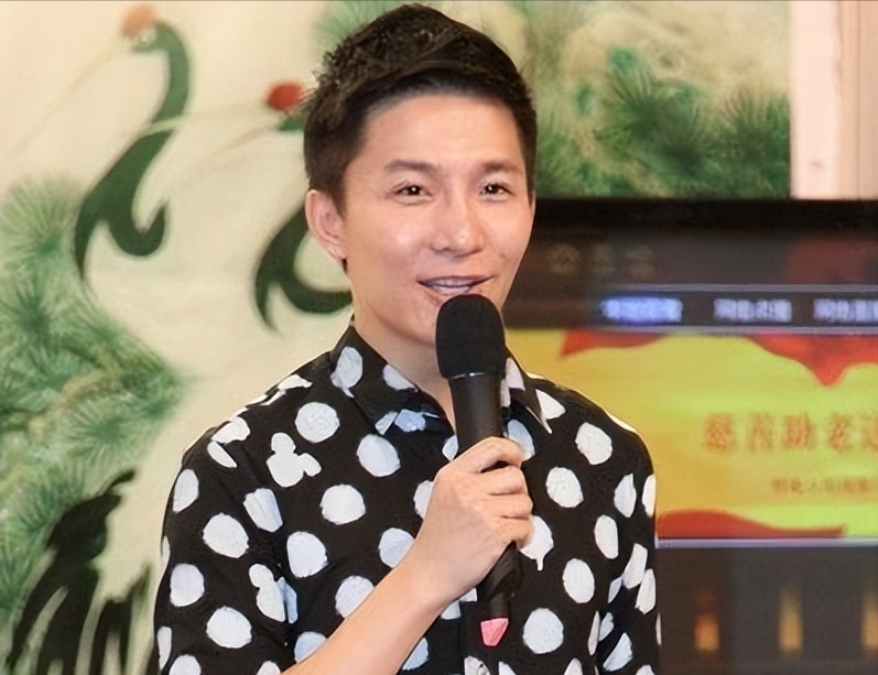 央视最帅主持边策:和母亲通话1小时后从8楼坠楼身亡,年仅32岁_比赛