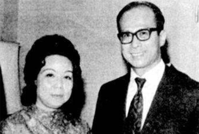庄明月墓地大年初一被盗,李嘉诚请来的风水大师称:你亡妻死得惨_生活