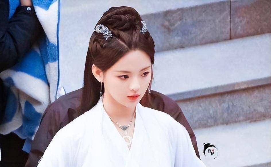 某个演员黑化的角色也一定是她换上了黑色的衣服,上到杨幂的爆款神剧