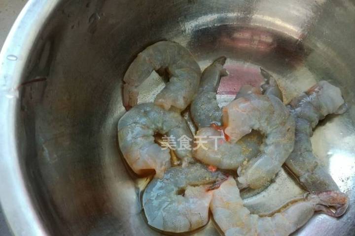 1.青虾去头去壳,挑除虾线,清洗干净.