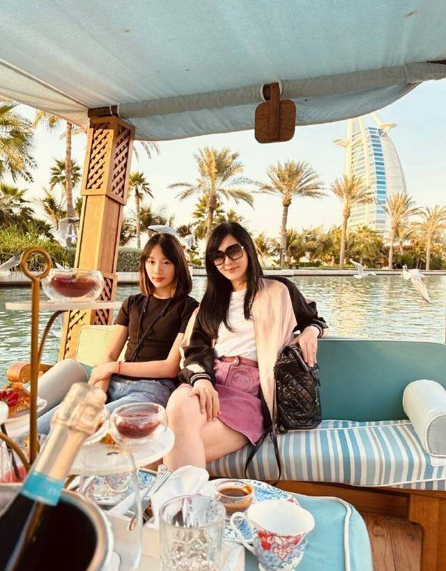 吴尊和妻子庆祝相恋28周年,两人青春照曝光,林丽吟非常清纯