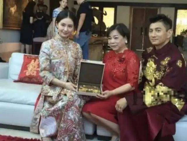 "人淡如菊"刘诗诗:躲了刘亦菲12年,和杨幂因一件事分道扬镳_蔡艺侬