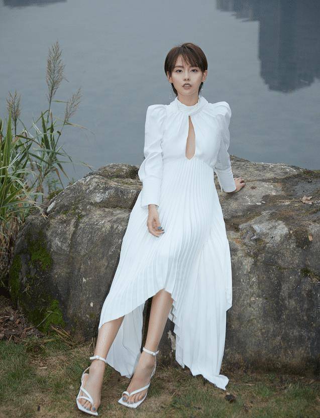 剪了短发造型的张嘉倪变得更显干练成熟的魅力,虽然才三十岁出头,但是