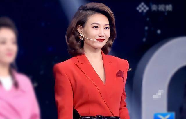 央视美女主持人李梓萌:贷款上班,47岁仍未婚,婚恋成父母心病_李子