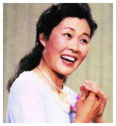 86岁国家一级演员住养老院17年,子女背负骂名,她一句话揭示_生活_舞台