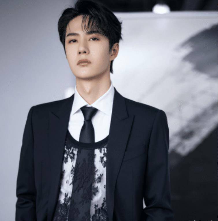 同是花样穿西装,王一博气质特别惊艳,而肖战却一言难尽?