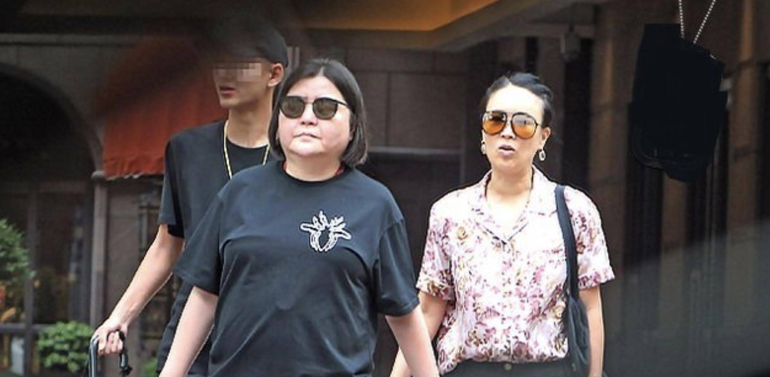 捧红王菲那英,为林志玲手撕摄影师,被称为"娱乐圈第一女流氓"_邱黎宽