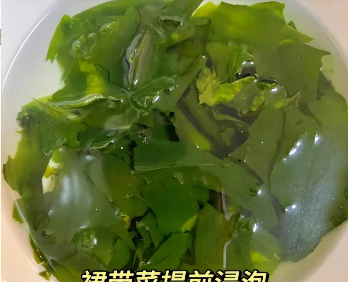 1:提前选购好裙带菜,鲫鱼,鸡蛋和豆腐等食材,先把裙带菜放在容器中,加