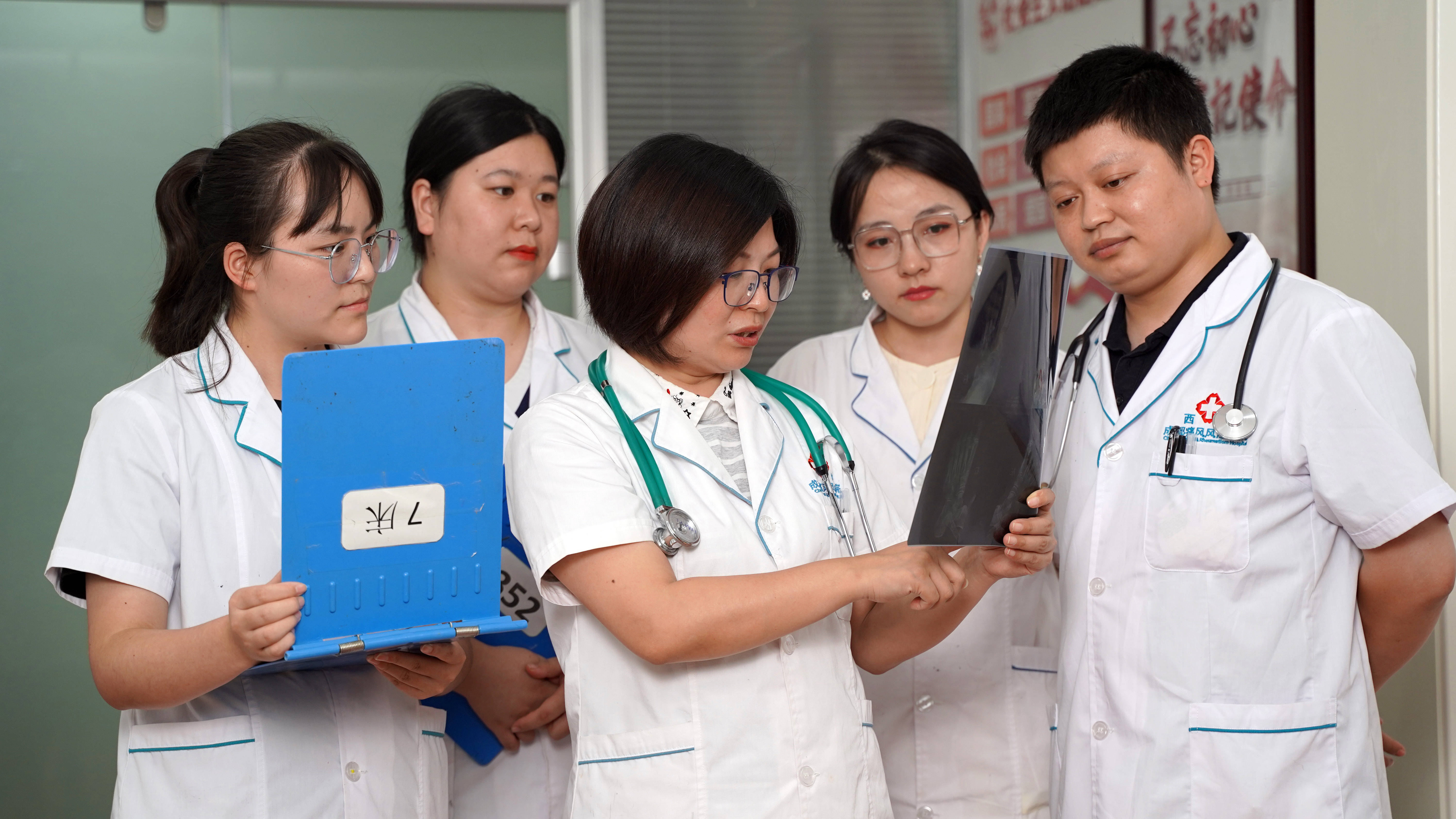 张利君个人简介-成都西部痛风风湿医院_治疗_患者_体质