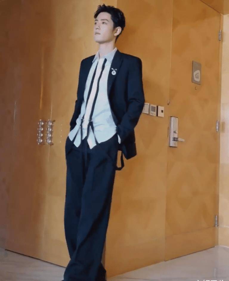 同是花样穿西装,王一博气质特别惊艳,而肖战却一言难尽?