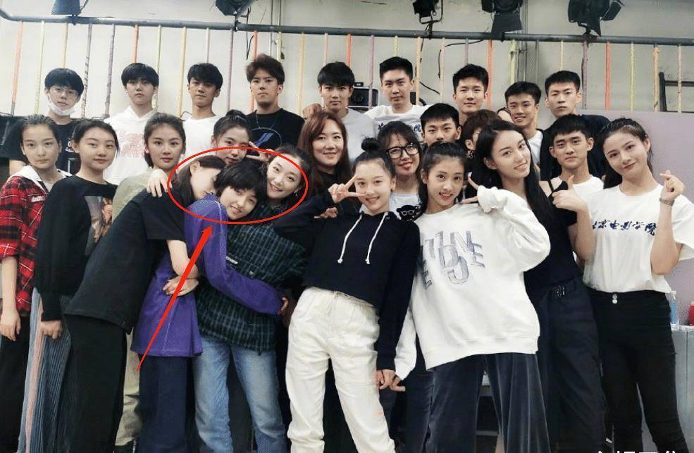 北电实验班新大合照,c位不是张子枫,周奇焉栩嘉要用放大镜来找_孙艳