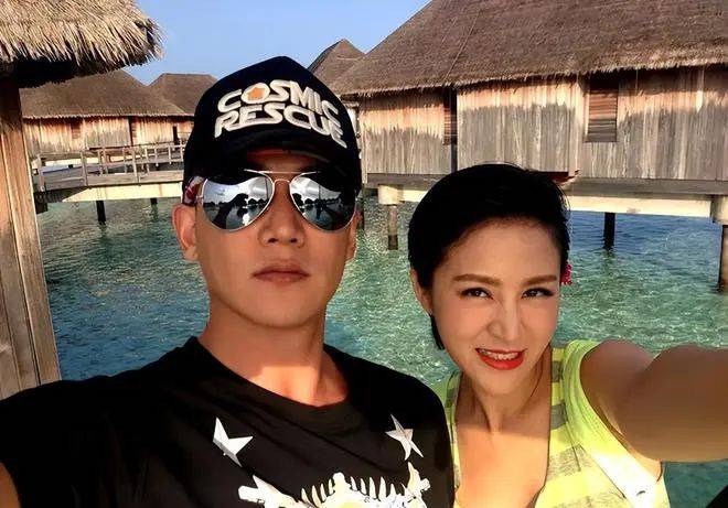 陆毅一家四口马尔代夫度假,妻子浓妆红唇变老气,一对女儿太像爸_背心