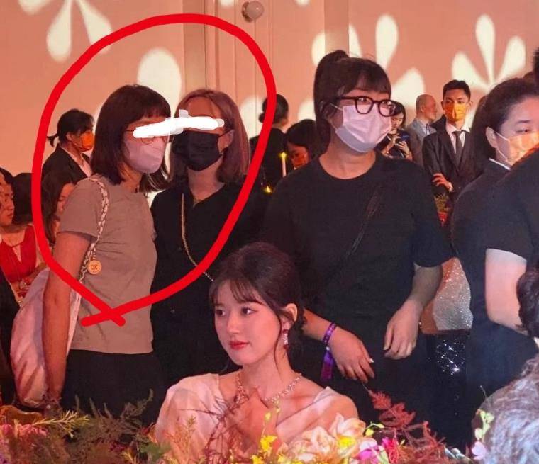 明星红毯尴尬场面:赵露思身材贴露了,章子怡险些绊倒,吴露cp来了_吴磊