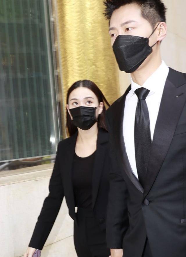 打气,甚至对于戏中男友窦骁与唐嫣的亲吻戏,何超莲也大方表示不会吃错