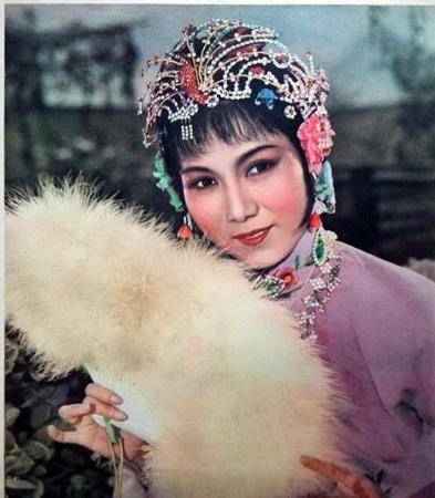 齐白石还对她说:"夫妻画难得,你来画,让祖光题字,这叫霞光万道,瑞气