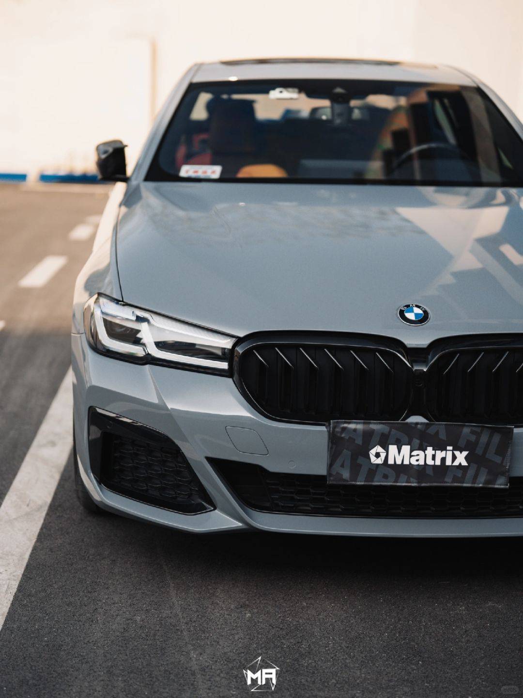 宝马530i矩阵改色膜北极灰,浑身散发着极地般的冷峻气息_搜狐汽车