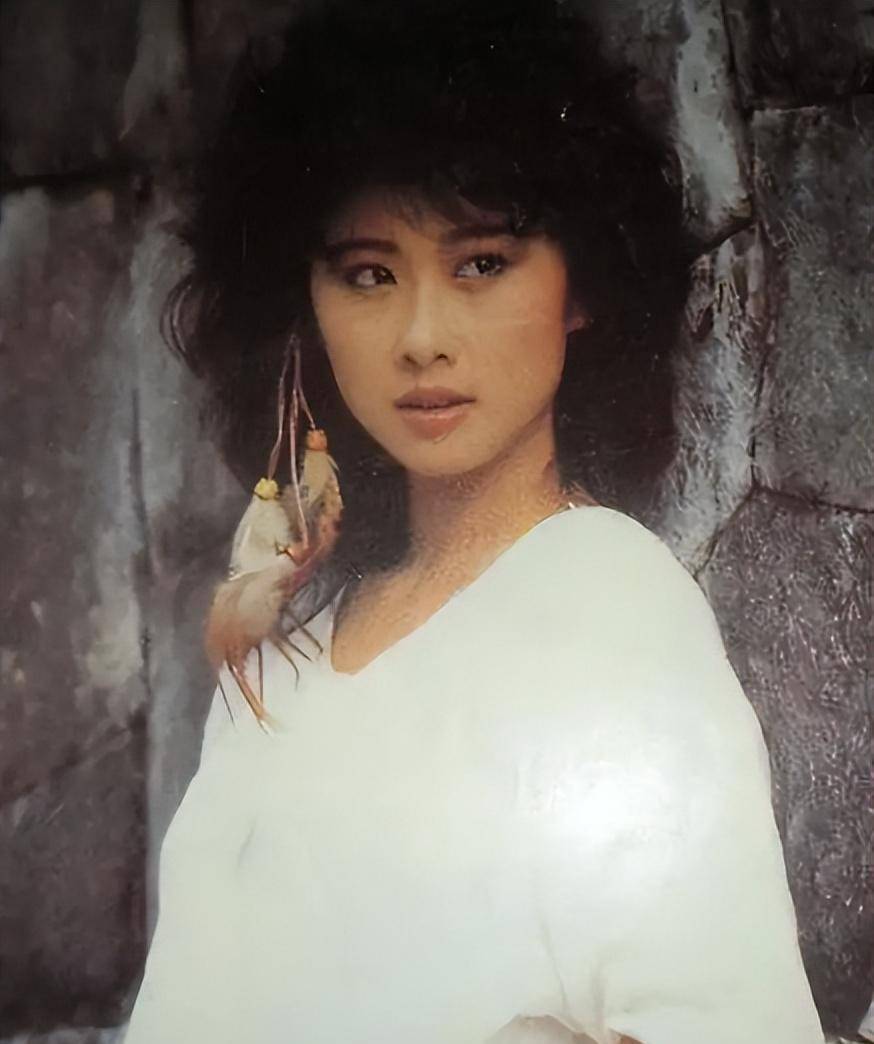 "一代天后"叶倩文曾与费翔高调秀恩爱,为何转身嫁大14岁的林子祥_母亲