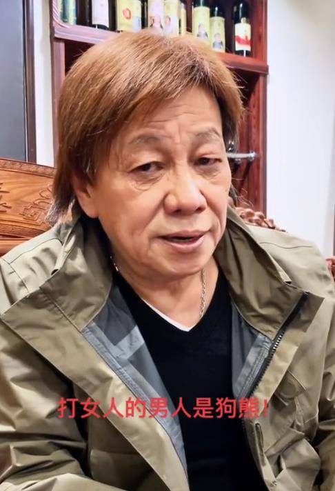 74岁港星梁小龙定居深圳,到店里吃饭无人识,和友人聊天情绪激动_动态