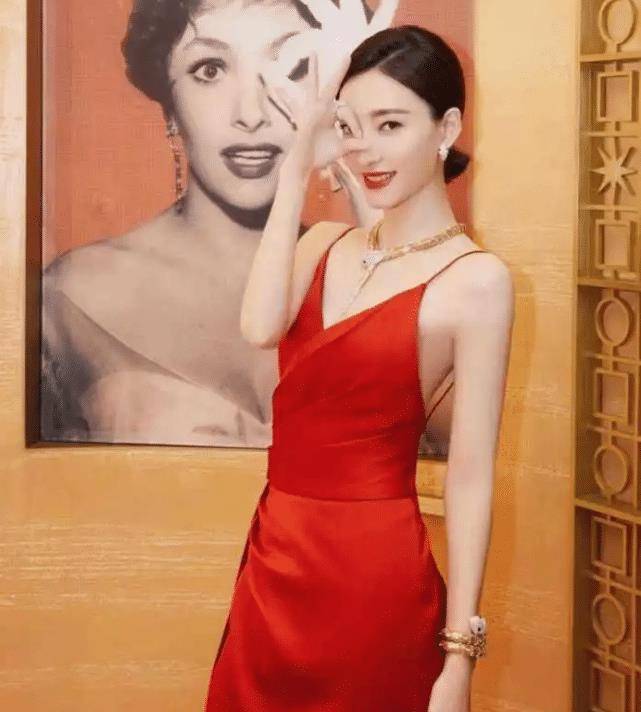 红玫瑰的吊带连衣裙,王丽坤大秀贵妇魅力,网友:太美了!