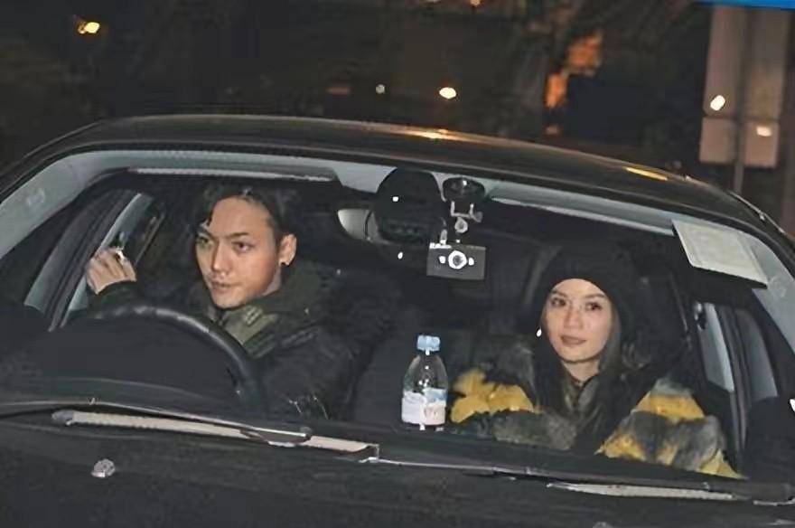 (阿sa和陈伟霆)转眼到了2013年,在这一年里,陈伟霆听从经纪公司的安排