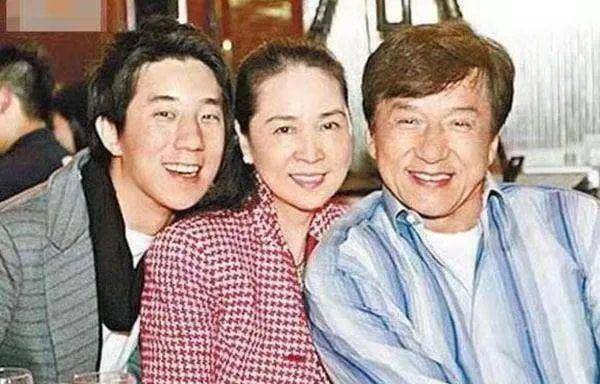 当年吴绮莉有喜,成龙找到杨受成:我该怎么办?