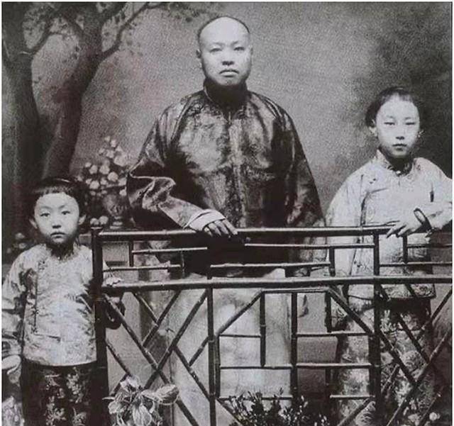 张爱玲父亲张廷重,也是名门之后,其父是清末名臣张佩纶,其母是李鸿章