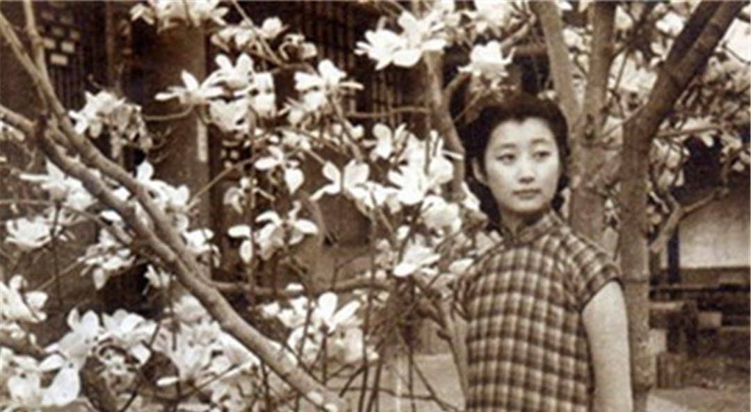 在1922年溥仪迎娶了两位妻子分别是婉容和文绣,王敏彤也凭借着表姐的