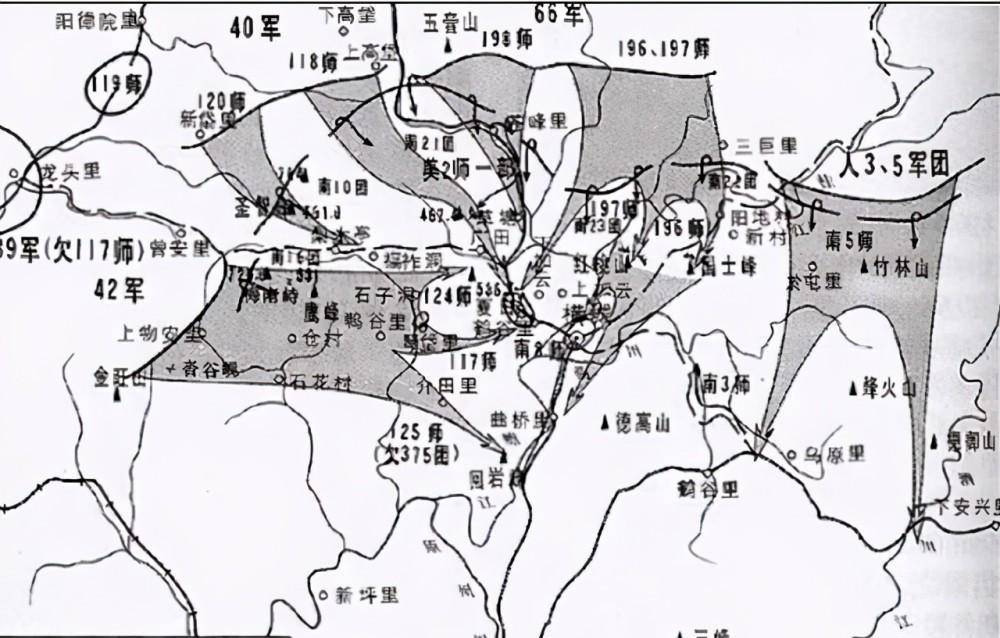 於水林沖在前面,他舉起手榴彈,嚇得八個美軍舉槍投降.