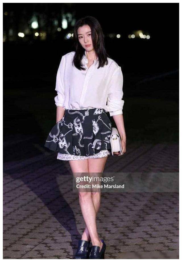 全智贤捂嘴逗笑 孙兴慜戴护指 超短裙引眼球