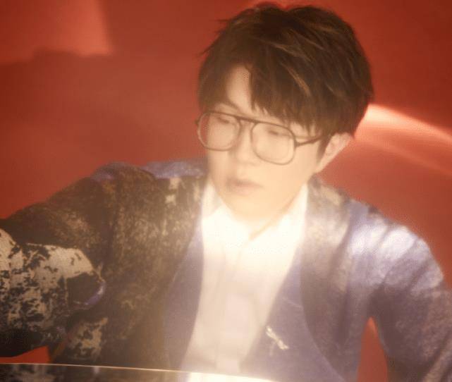 看谁还敢说毛不易长的丑,当他摘下眼镜后,狼狗系男友我动心了!