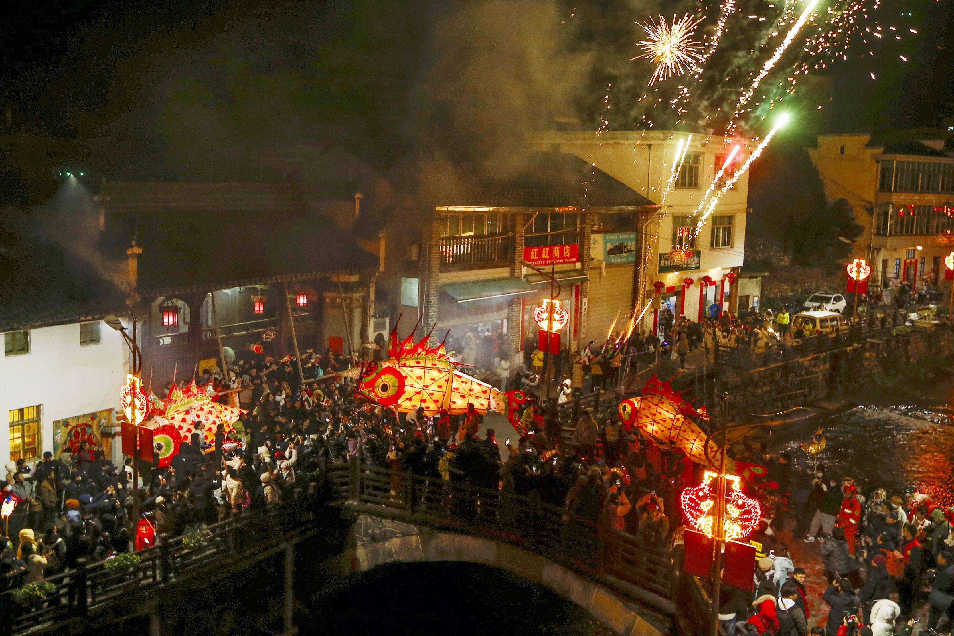 安徽歙县:嬉鱼灯 迎元宵#_汪满田_田村_溪头镇