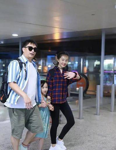 大家最熟悉的就是黄磊的大女儿黄多多了,因为多多小的时候和黄磊一起