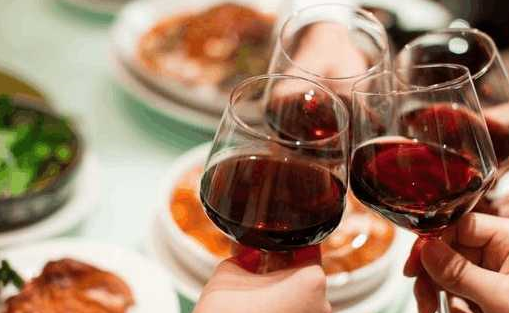 红酒别再傻傻的横着放了,酒窖老板坦言:竖着放的红酒才更好_密封_酒瓶