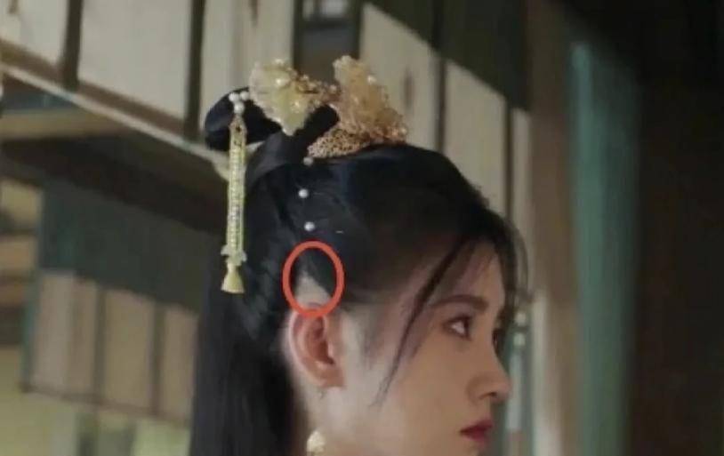 而细心的网友们发现了鞠婧祎头发的惊天大秘密—女明星鞠婧祎的耳朵