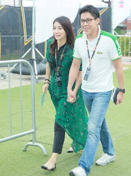 郭晶晶怀孕的时候,身穿绿色的碎花长裙,挺着大肚子,难以遮挡的孕妇