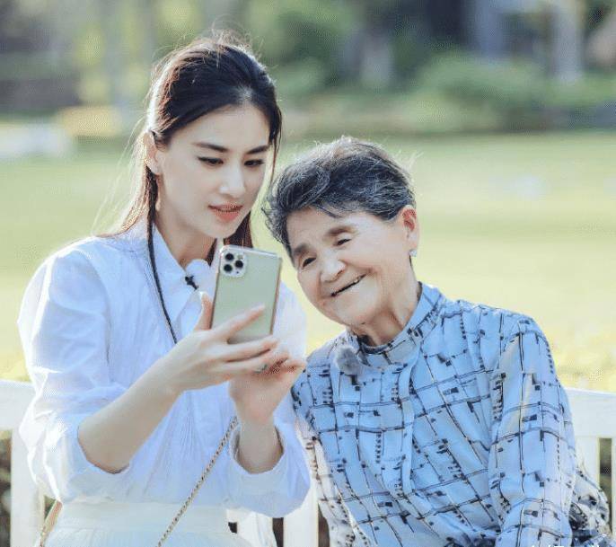 晒剧照,黄圣依冲浪时青春活泼,但无精修的腿有谁注意_妈妈_女人_婆婆