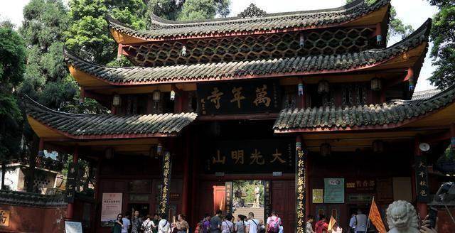 峨眉山下的千年古寺,内藏"三宝"引人注目,有兴趣的来亲自参观_万年寺
