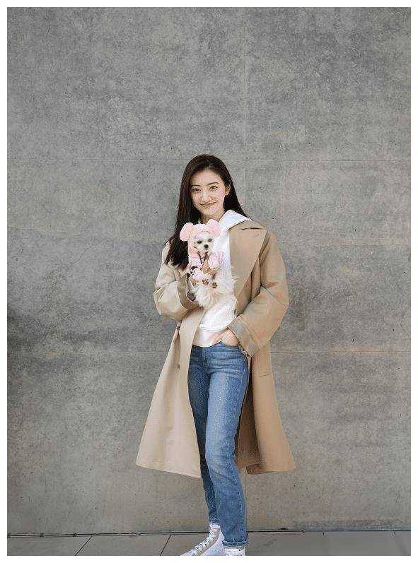 景甜美艳红唇魅力无限!白裙穿搭高级感,绝美如富贵花.