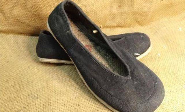 1942年,一个伪军拿着一双鞋走入八路军司令部,说道