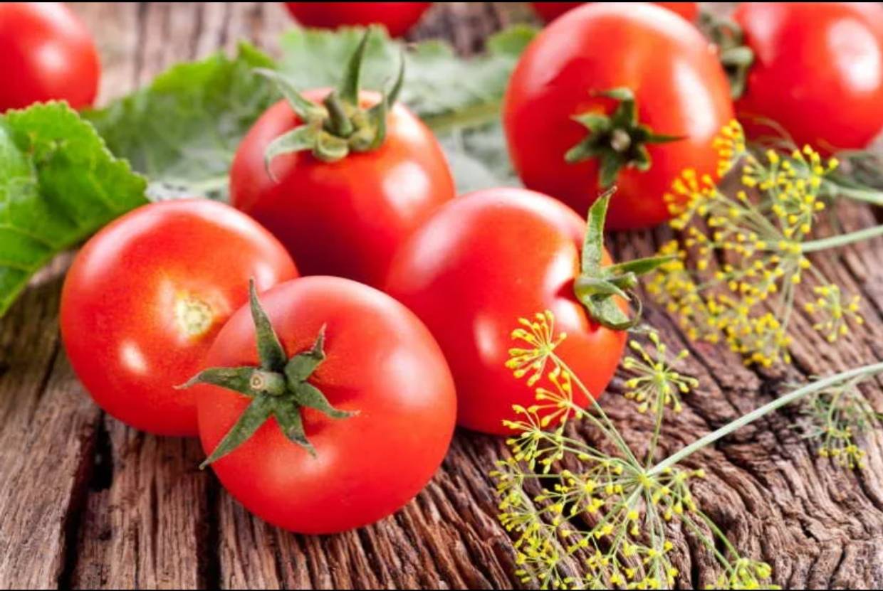 番茄是一种富有营养的食物,但在某些情况下,与某些食物一起食用可能会