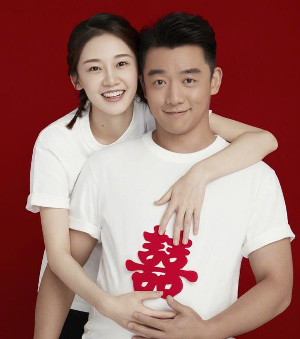 与老公搂肩合照大秀恩爱,郑恺发际线惹人担忧_照片_才见_生命