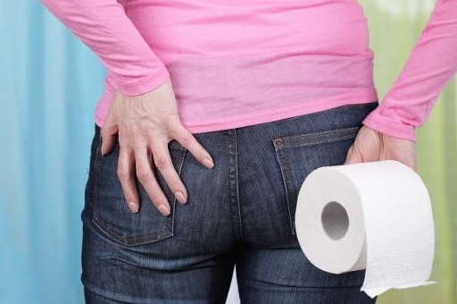 很多女性大多是从后往前擦,这样往往会将肛门处的分泌物